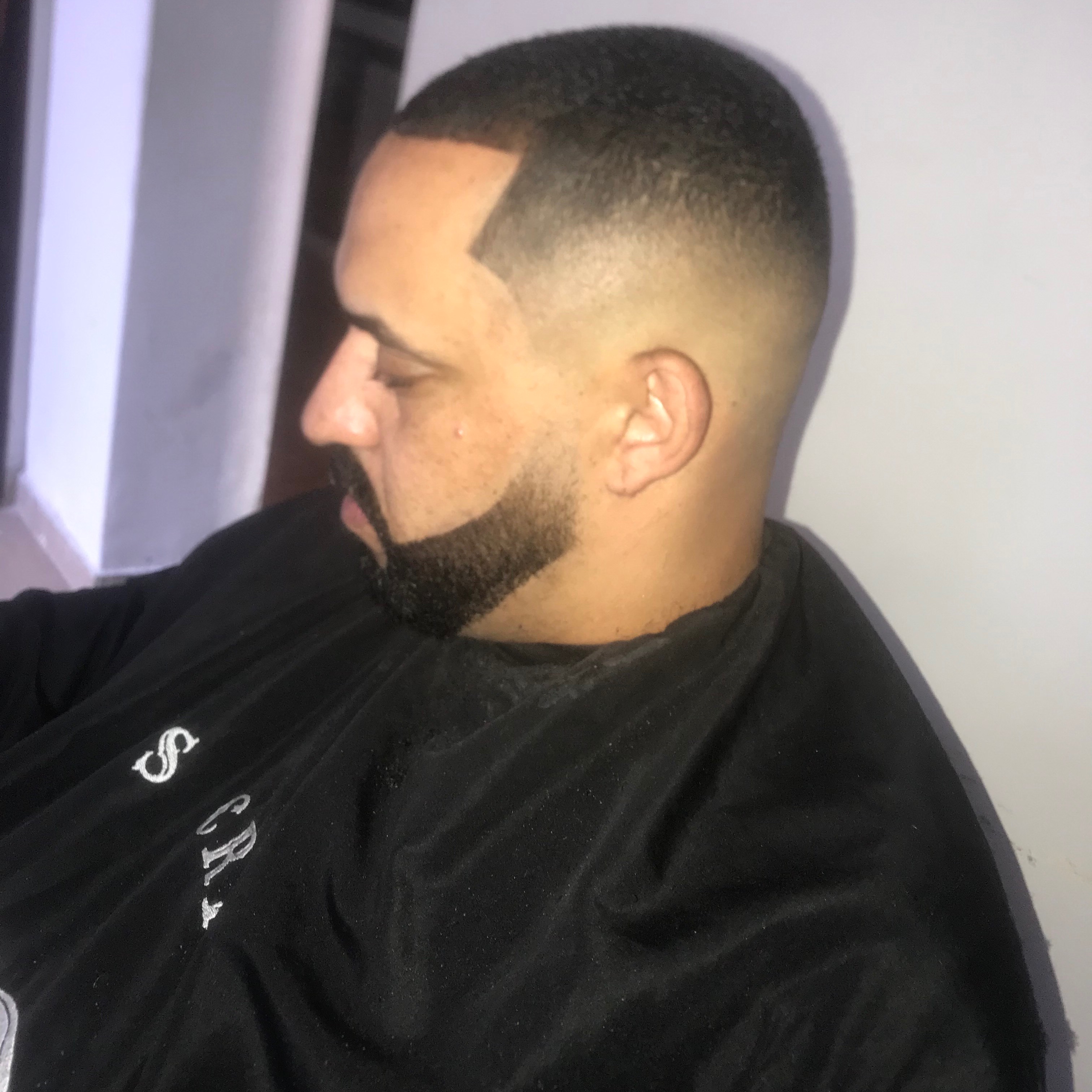 Corte disfarçado e barba