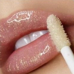 Lábios naturais e hidratados, sem preenchimento labial