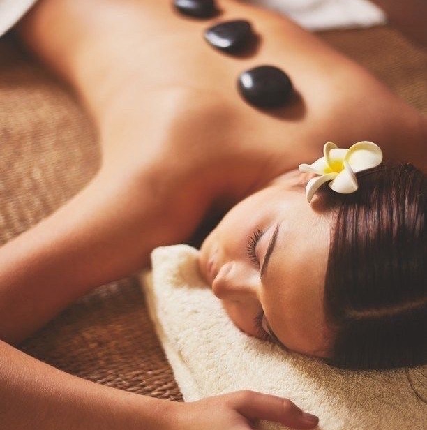 Massagem com Pedras Quentes
