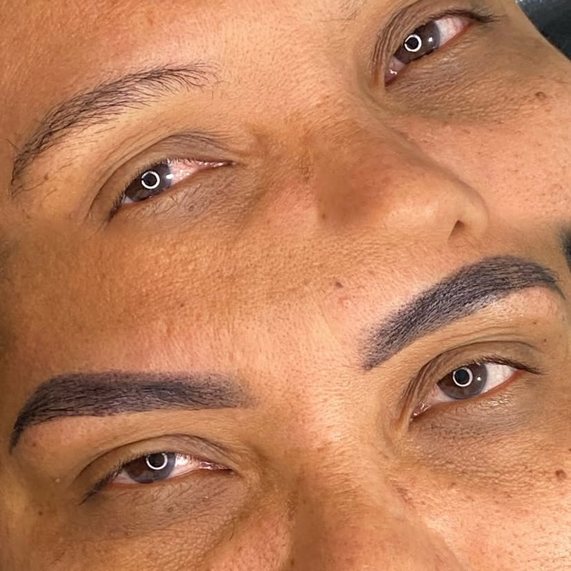 Designer de sobrancelhas com henna
