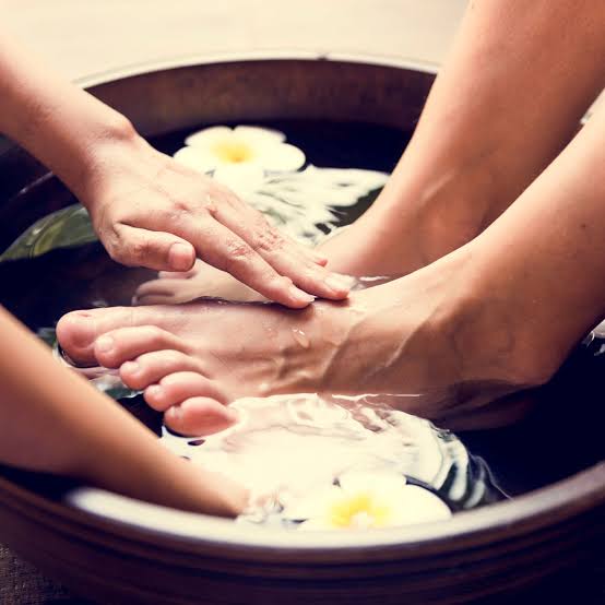 Escalda Pés + Massagem Relaxante pernas e Pés