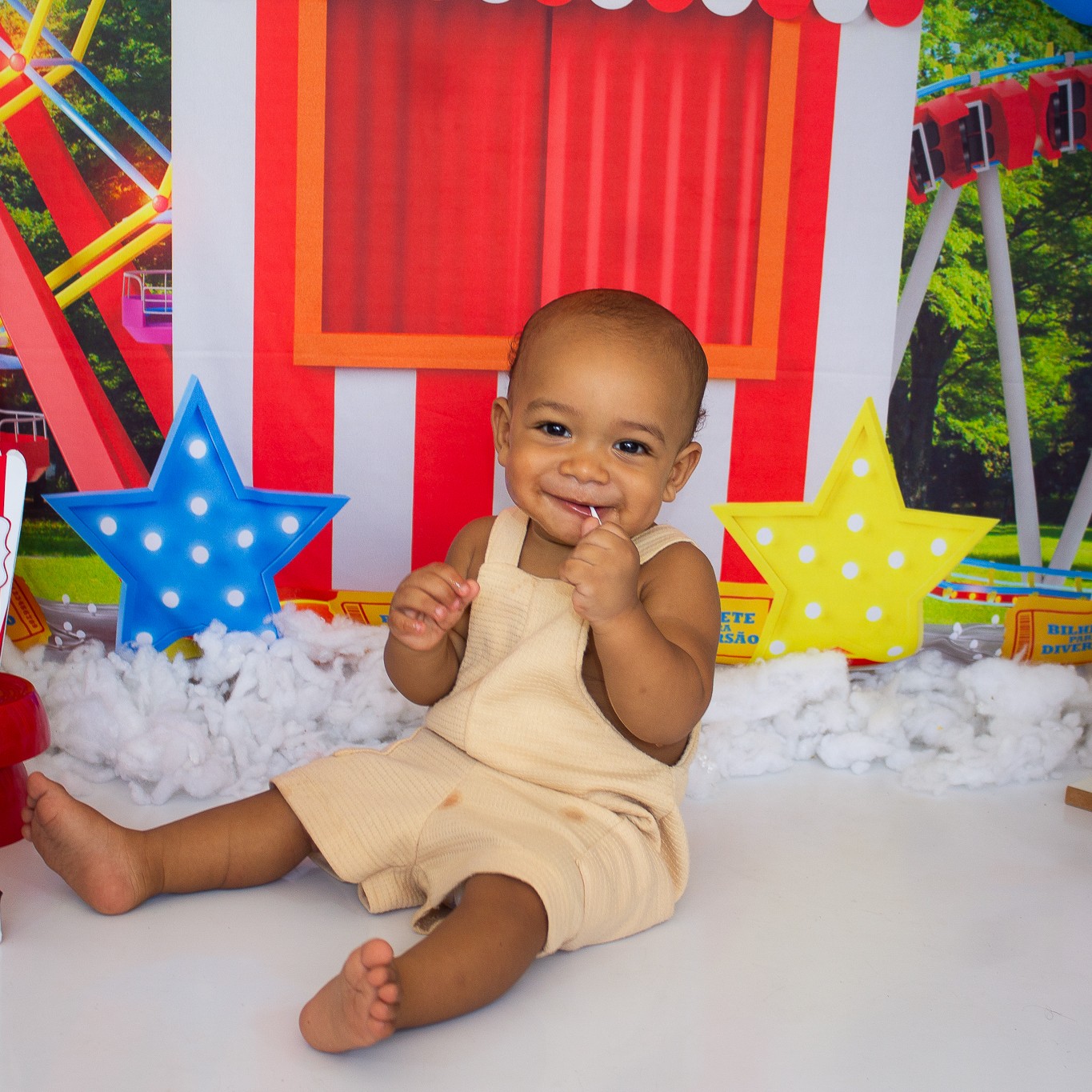 Acompanhamento de Mês Versário (sem Bolo) pacote inclui: cenário a escolha do cliente; Link para Download de 10 Fotos digitais; Roupa do bebê; 1 hora em média de ensaio