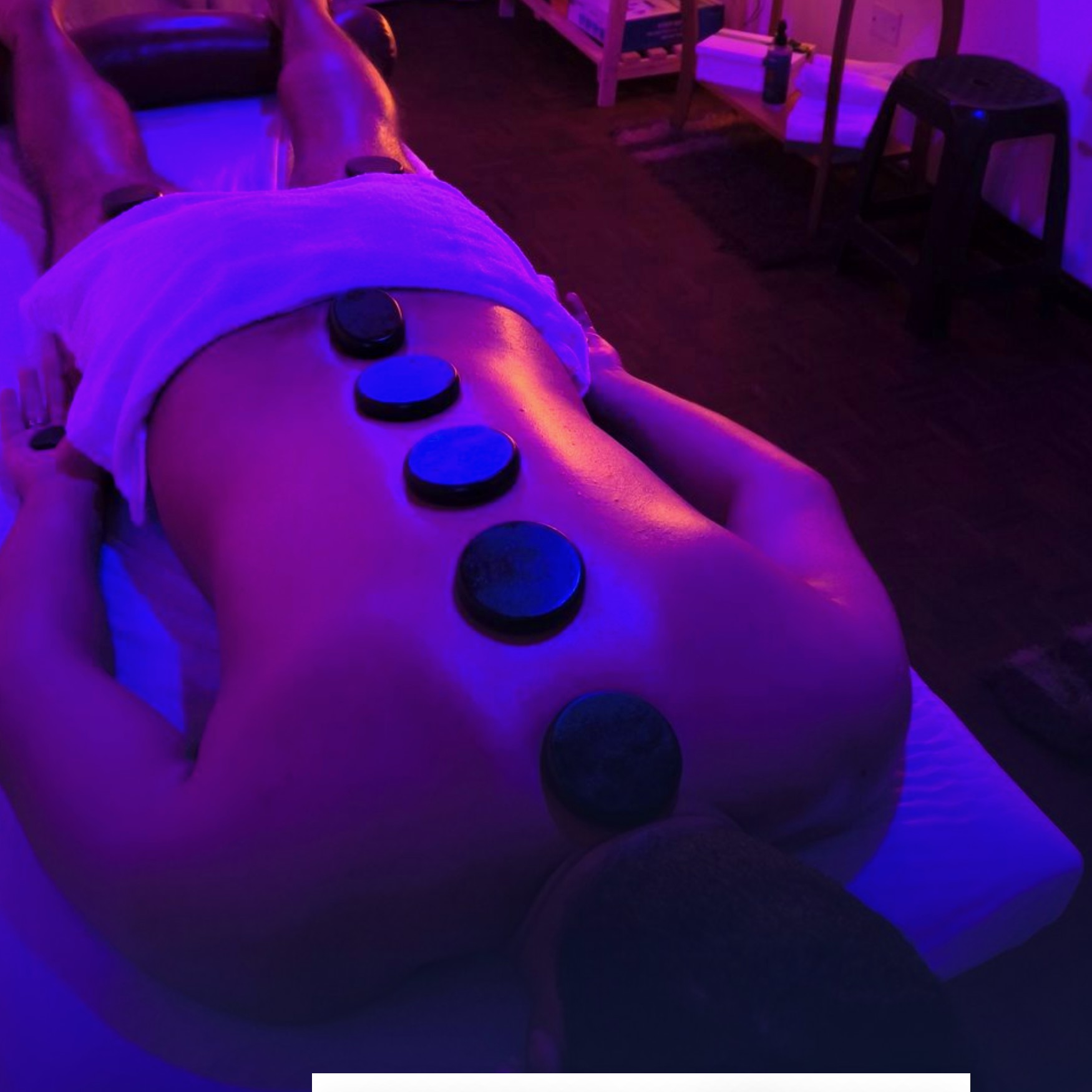 Massagem relaxante com pedras quentes