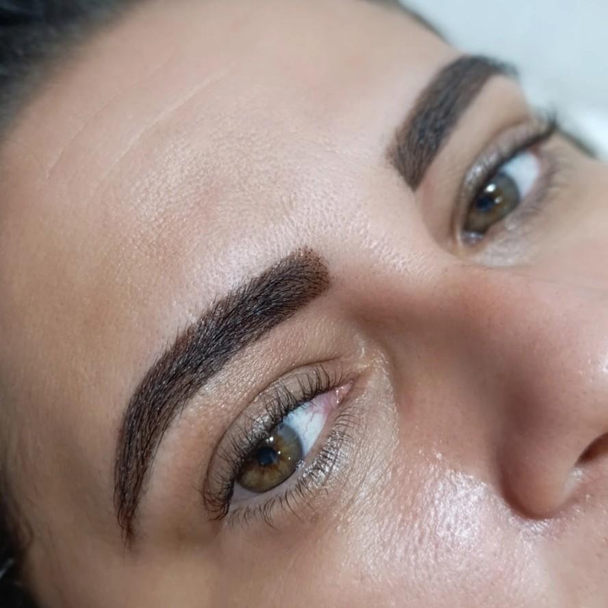 Design de sobrancelhas com henna