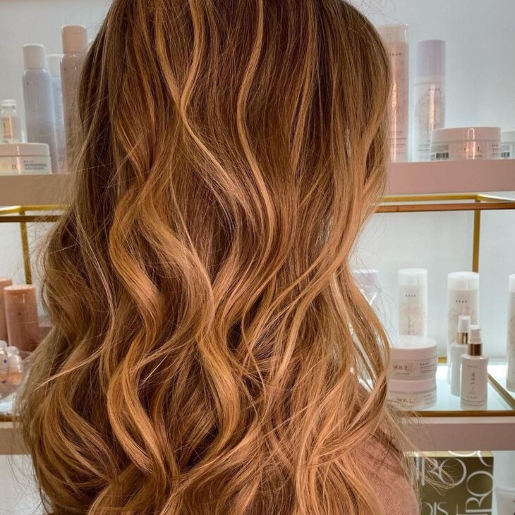 Morena iluminada cabelo médio (incluso tratamento e finalização)