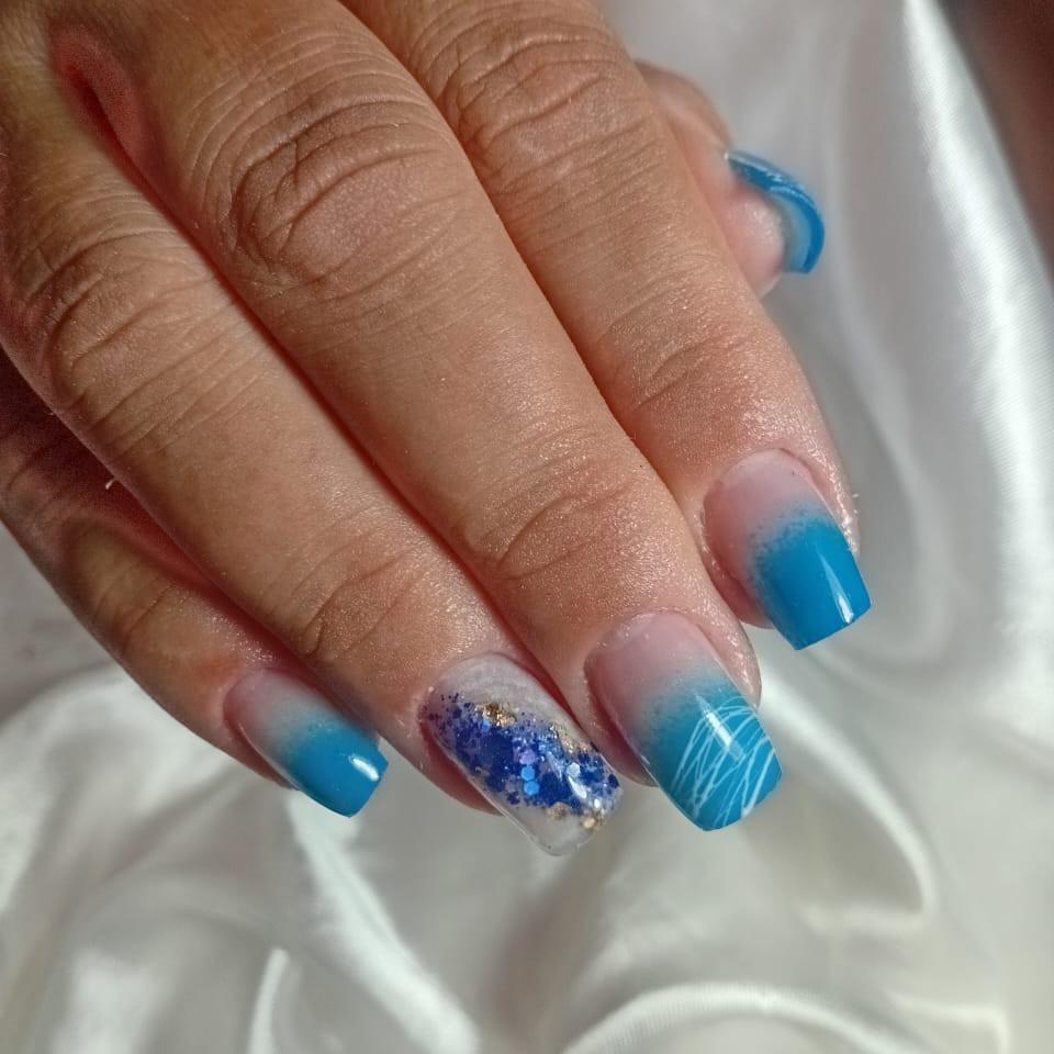 Aplicação de Molde F1 com esmaltação em gel e um dedo decorado