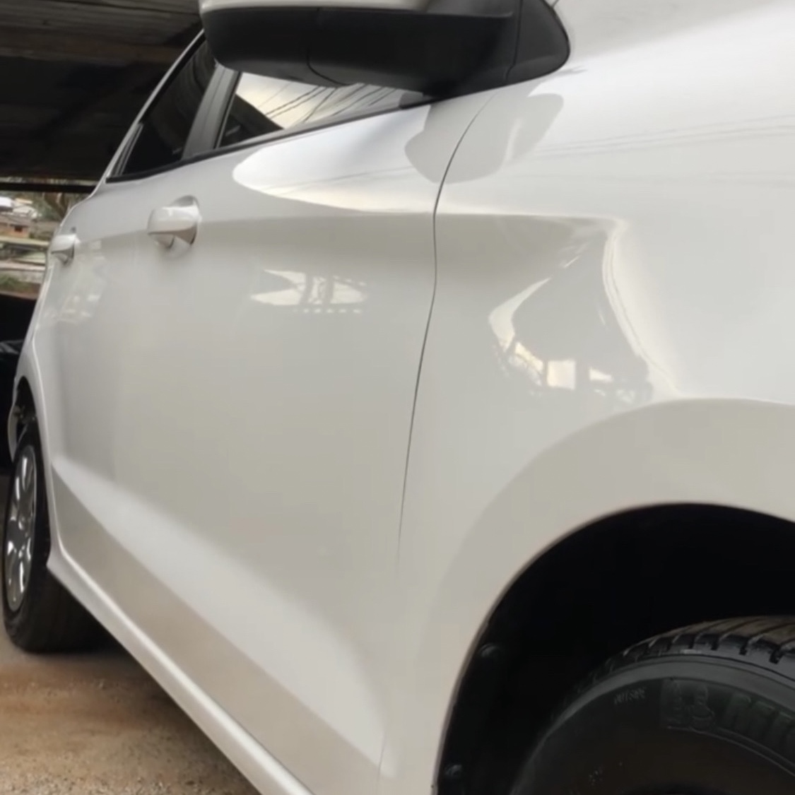 limpeza estética detalhada interna externa  e cera em veículos grande porte