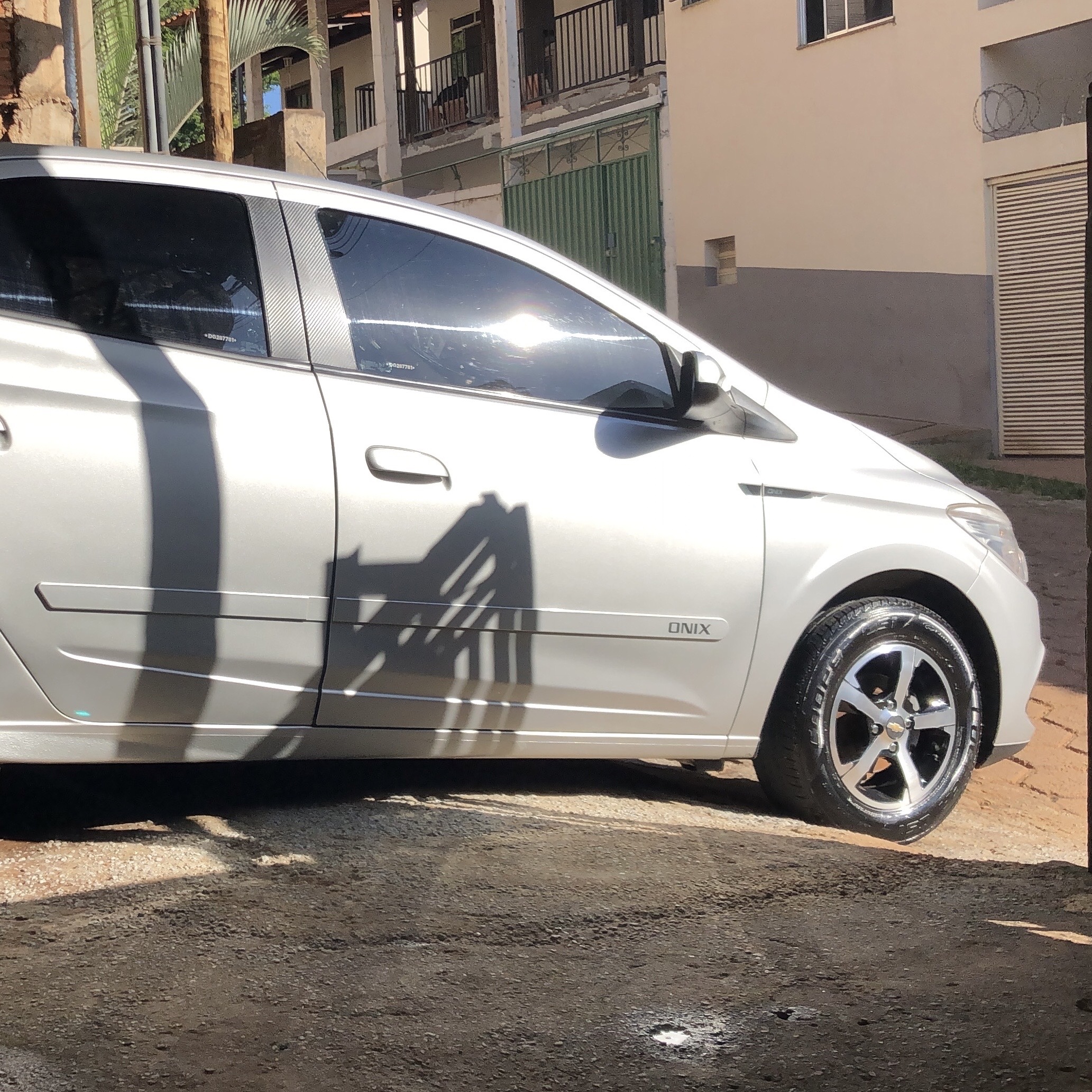 Limpeza simples detalhada interna e externa veículo pequeno sem barro ou minério acabamentos e Pretinho tradicional