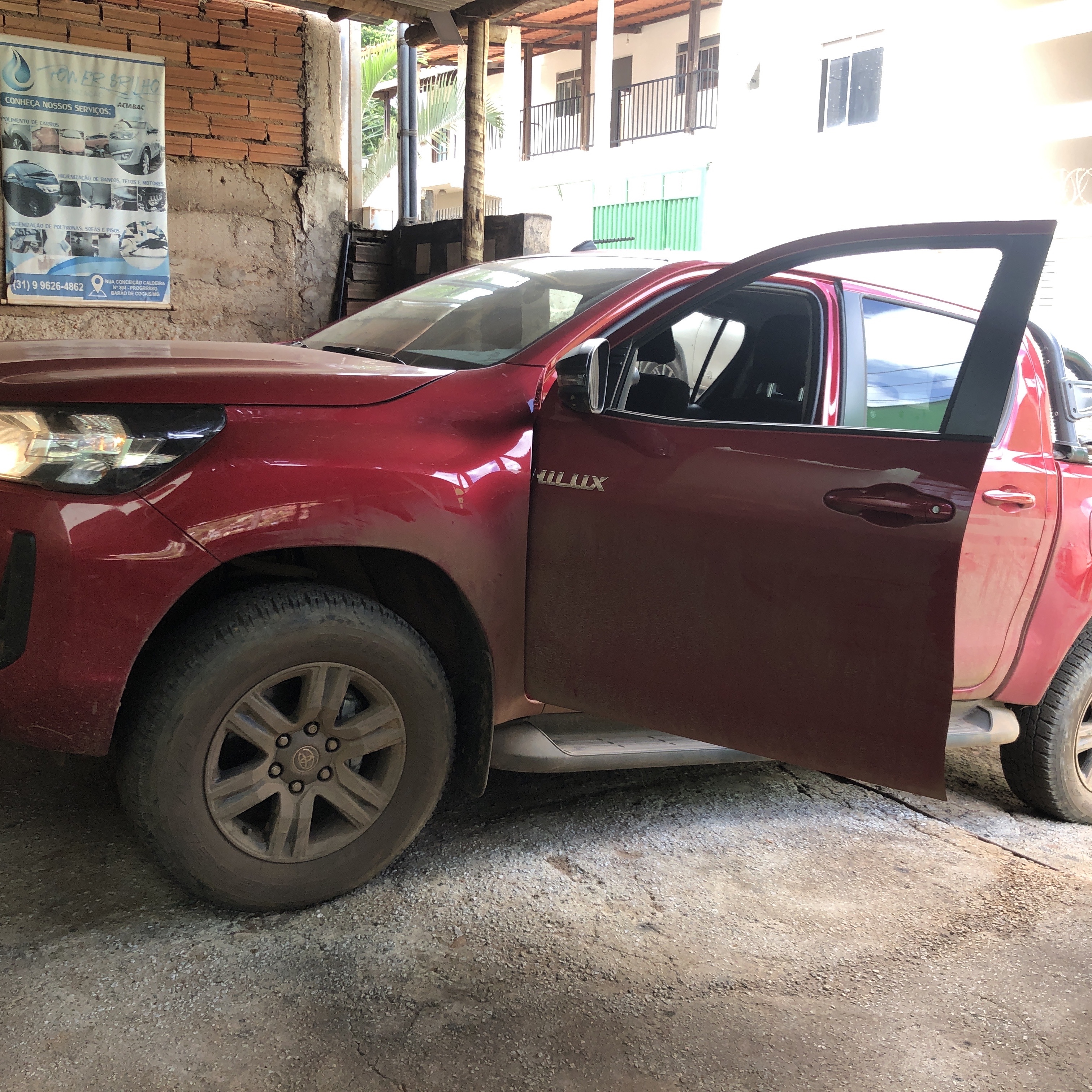 limpeza detalhada interna e externa em veículos grande porte acabamentos e Pretinho