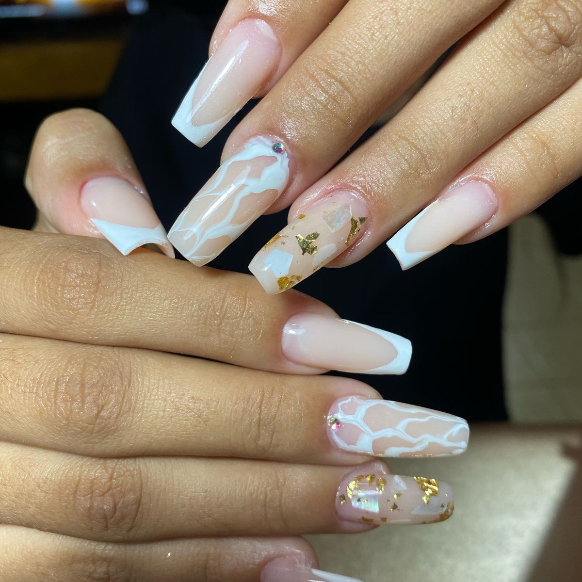 Alongamento com decoração encapsulada e esmaltação em gel