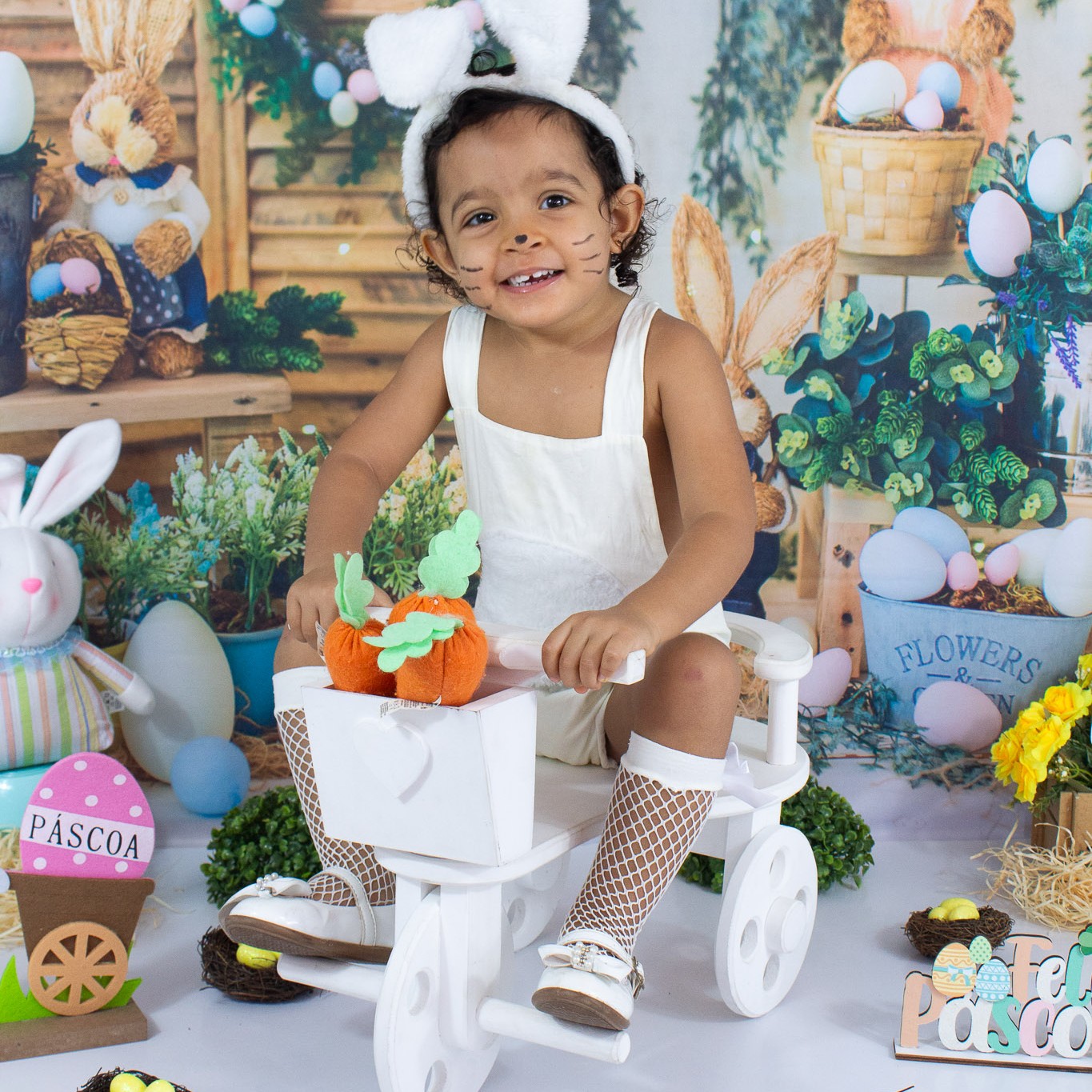 Ensaio Páscoa (Promocional) pacote inclui: Cenário excluído páscoa / Link para download de 10 Fotos digitais/ 1 hora em média de ensaio OBS: roupa inclusa para bebês até 2 anos, prazo de entrega das fotos e de 5 dias úteis após o dia seguinte do ensaio.