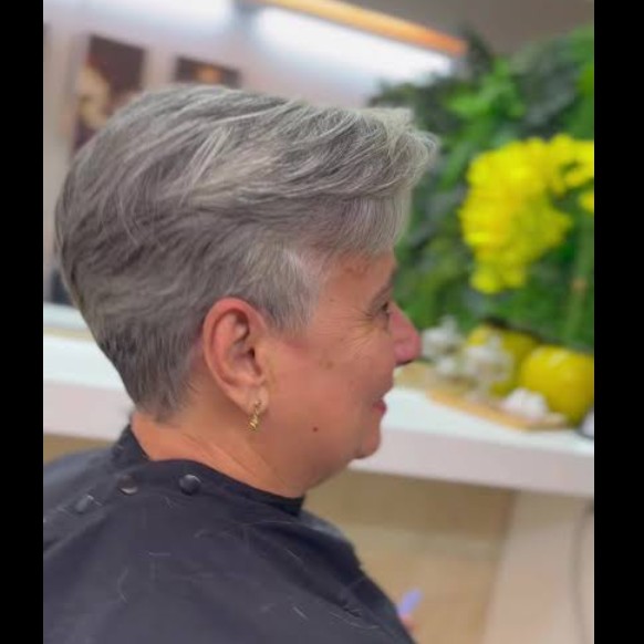 Corte feminino social curto