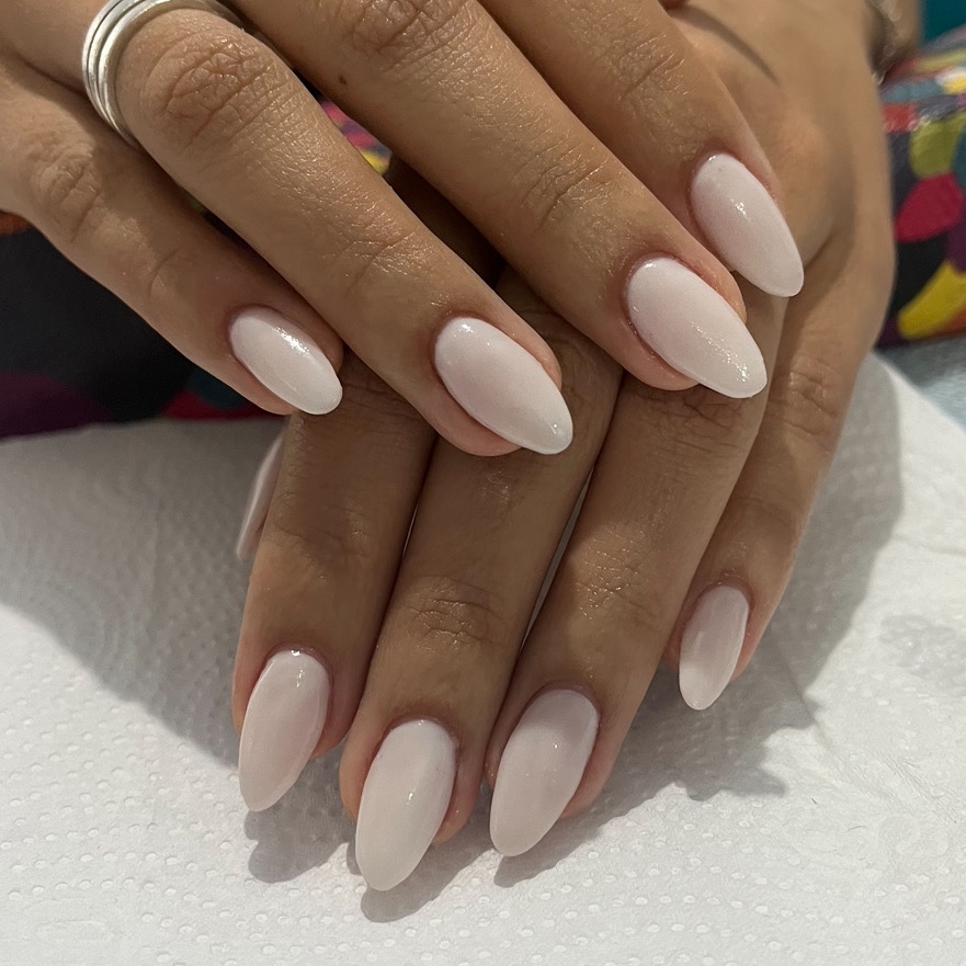 Manicure com esmaltação em gel