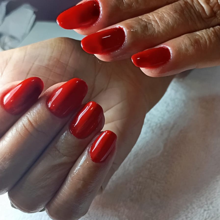 Manicure com esmaltação em gel a partir