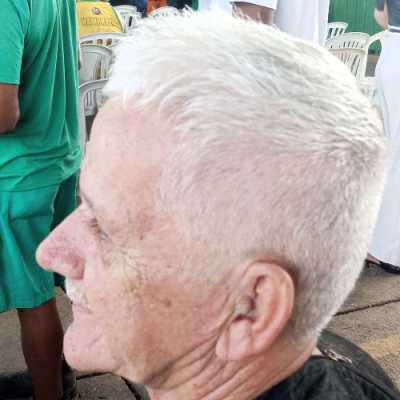 Tesoura, Um corte que exige precisão e cuidado, e que irá dar um ar de leveza ao rosto.