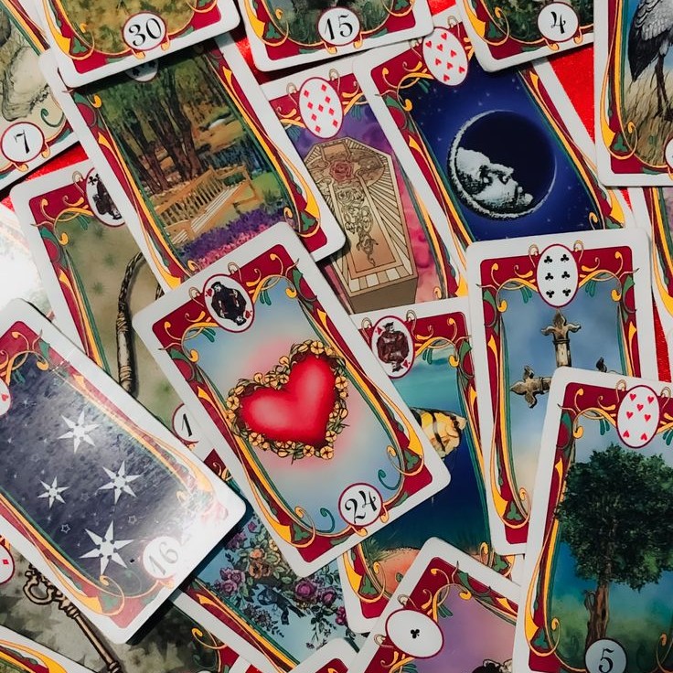 2 Perguntas Objetivas: Respostas objetivas, podendo ser de sim ou não, ou indicar um caminho claro a seguir. Ideal para quem busca clareza rápida sobre uma situação ou decisão.