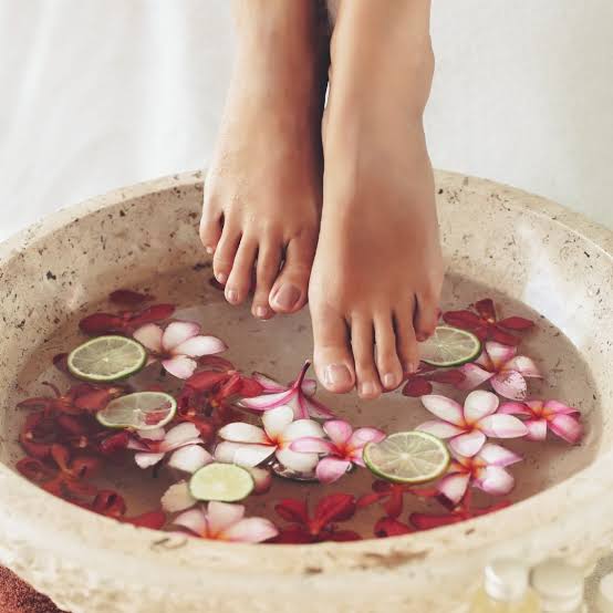 SPA escalda pés + pedicure
