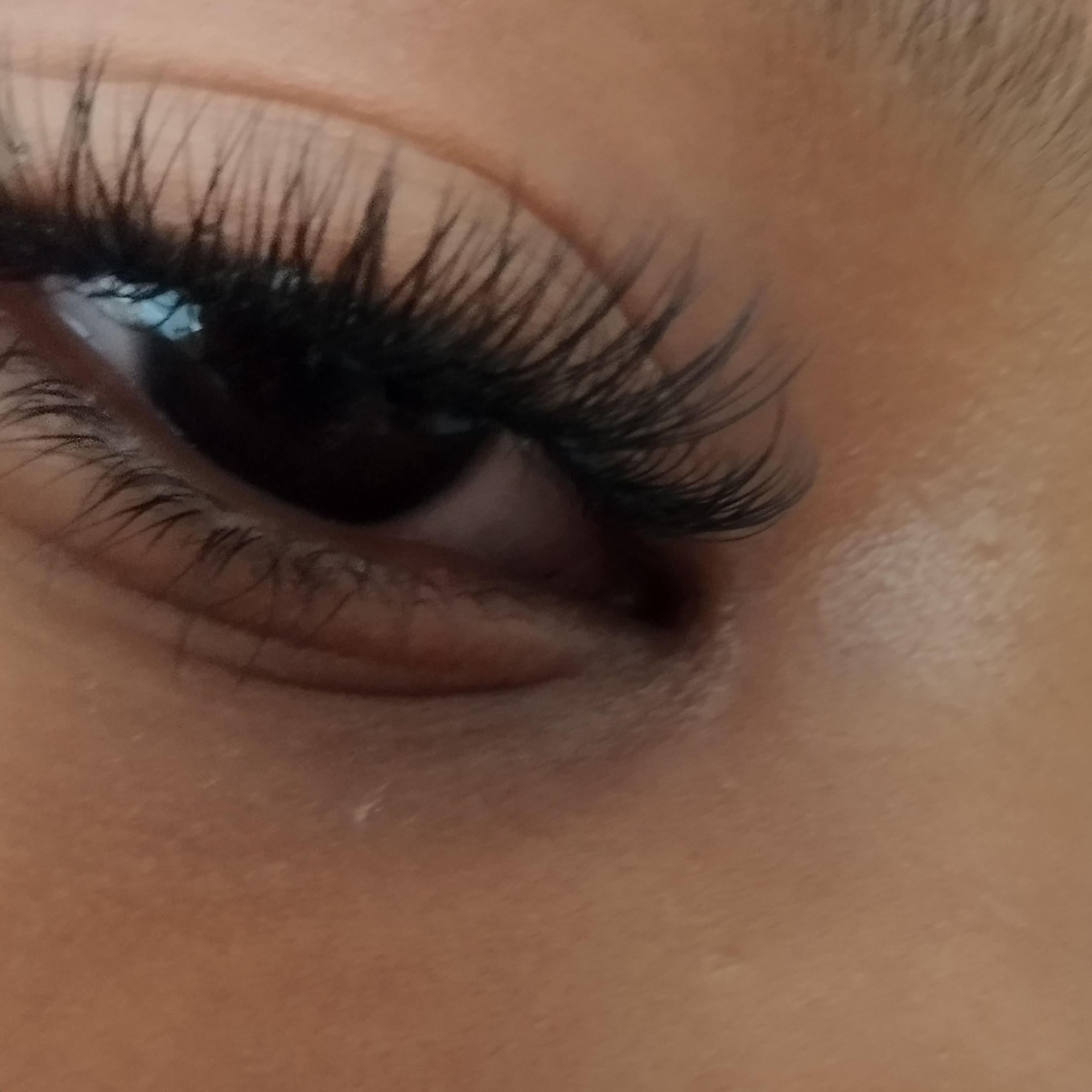 cílios tufinho de nó ,são os fios mas grosso ,porém uma finalização perfeita durabilidade de 15 a 20 dias