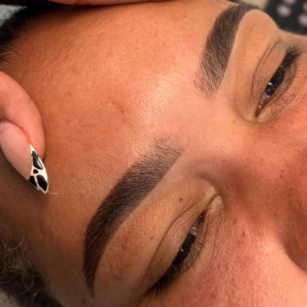 Design de sobrancelhas e Henna