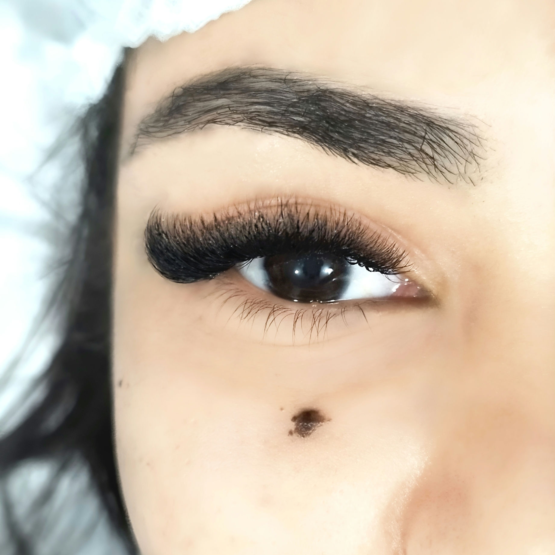 Volume Esfumado EXTENSÃO CHEIA 100% dos cílios preenchidos. Colocação ou manutenção.