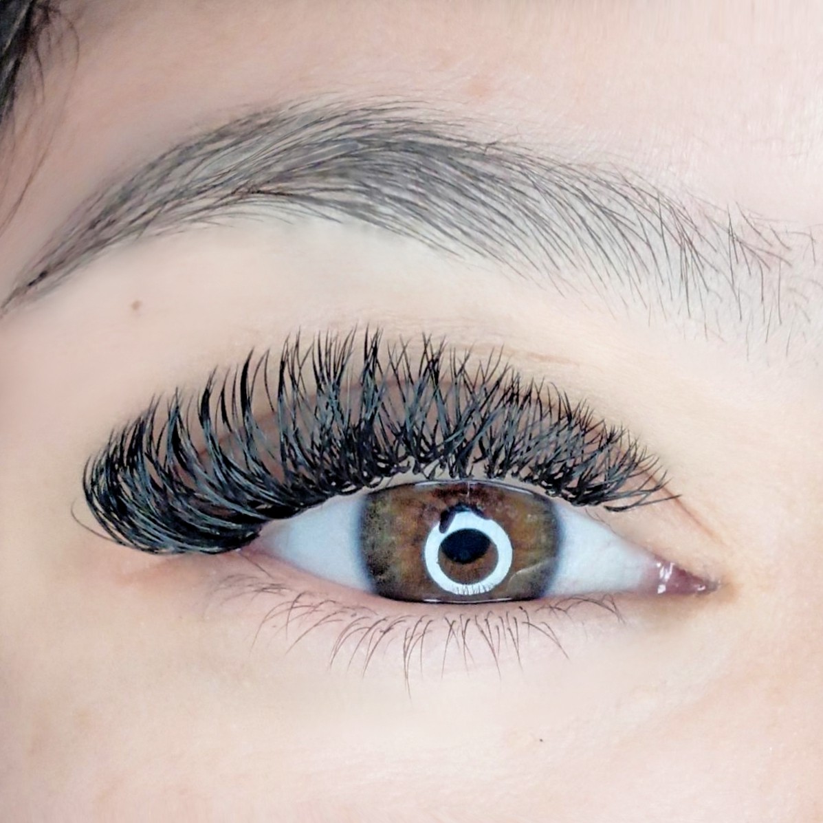 Volume Brasileiro EXTENSÃO CHEIA 100% dos cílios preenchidos. Colocação ou manutenção.