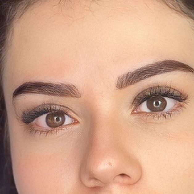 designer de sobrancelhas com henna