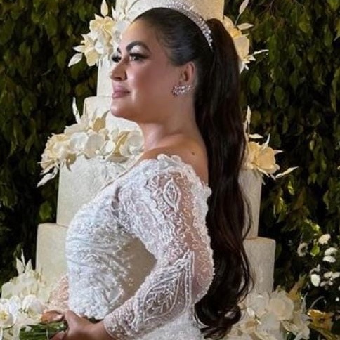 Combo Encantada (nível básico). Inclui:	•	Penteado simples (coque, rabo ou semi preso)	•	Maquiagem tradicional	•	Design de sobrancelhas	•	Hidratação Facial