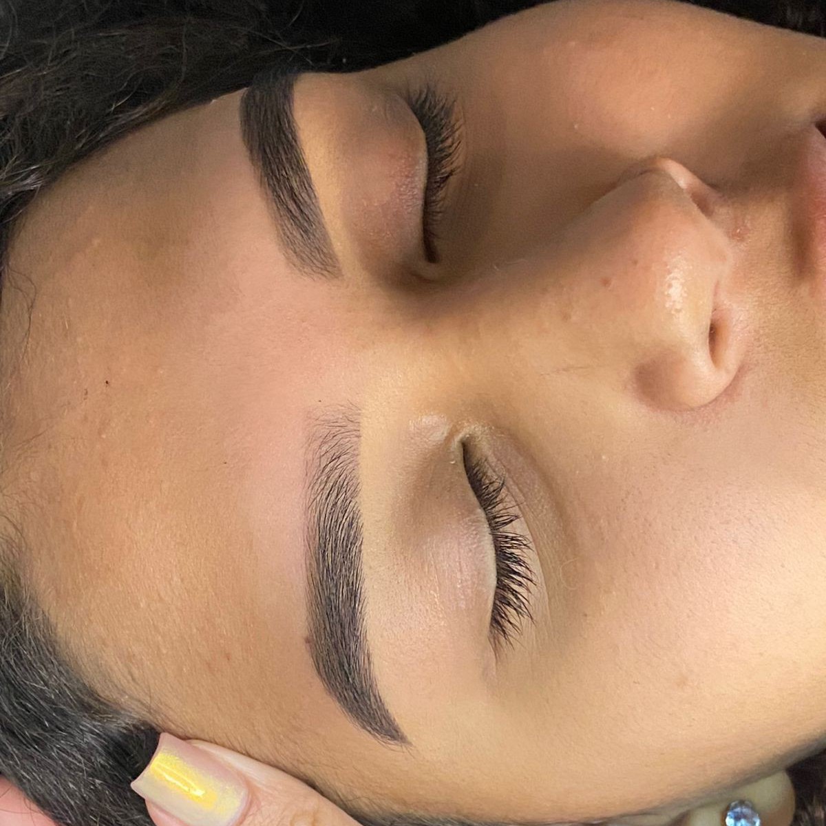 desingner de sobrancelhas com renna