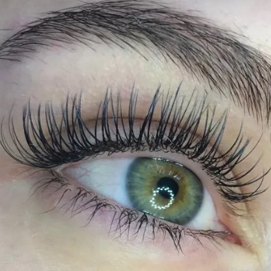 Cílios - fio a fio naturalidade, efeito "molhado".