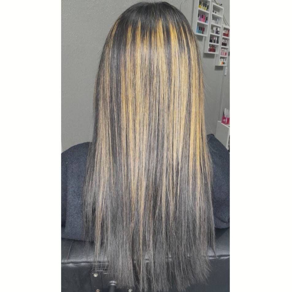 reconstrução + Escova (Repõe as proteínas e queratina que compõem a massa capilar, fortalecendo os fios e reduzindo a quebra e a porosidade.)