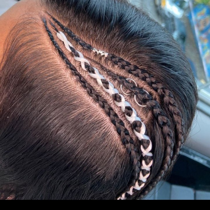 •Trança nagô lateral ( fitas e joinha fora parte)