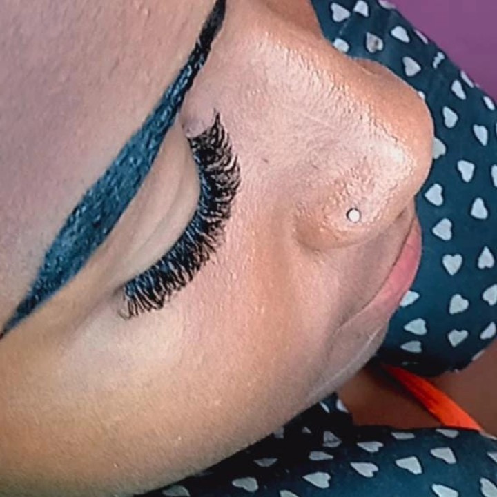 •Cilios Voluminho (duas camadas de tufos 20P ou uma camada de tufos 40P)