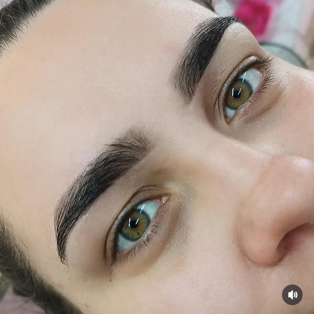 Designer de sobrancelhas - com renna