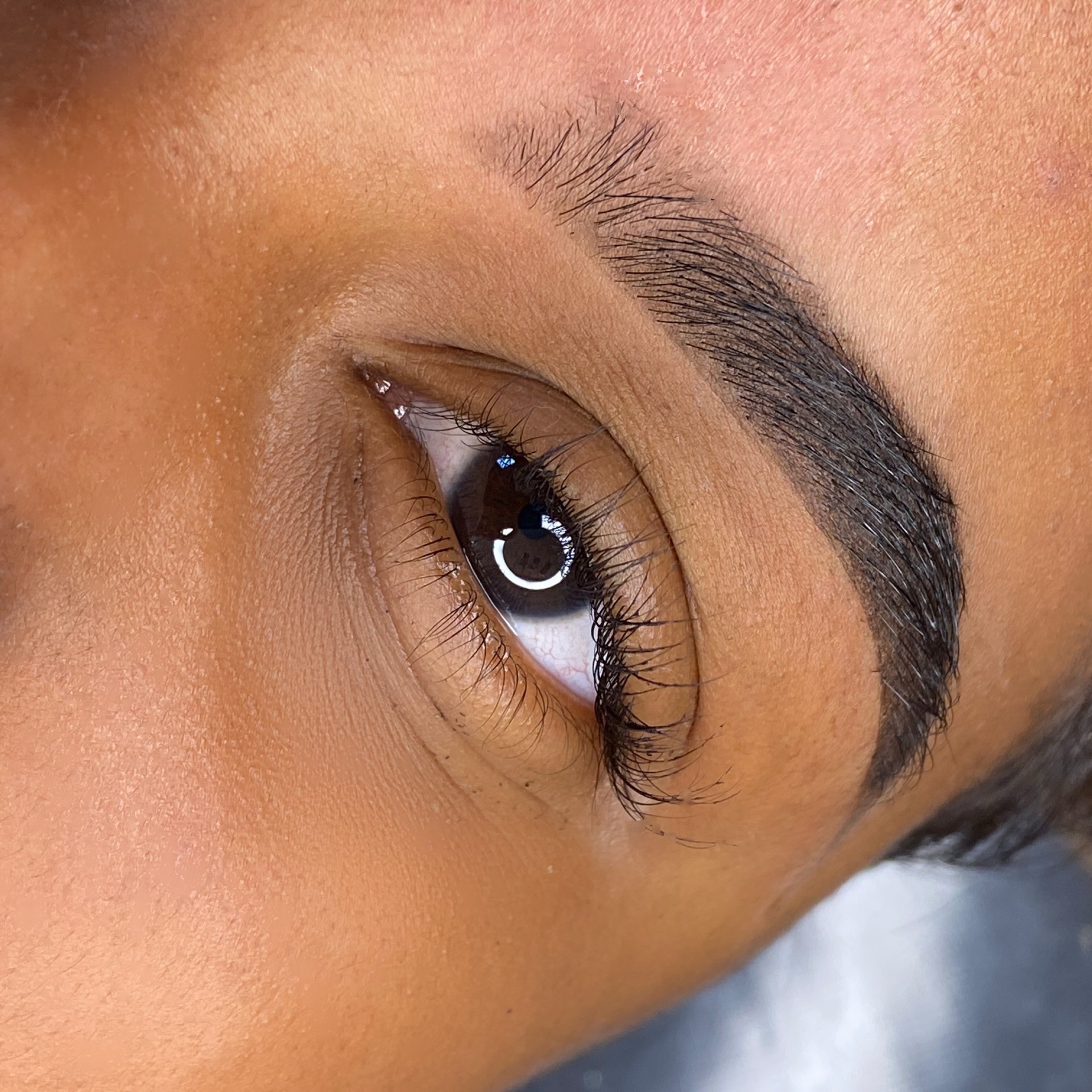 design de sobrancelha com henna