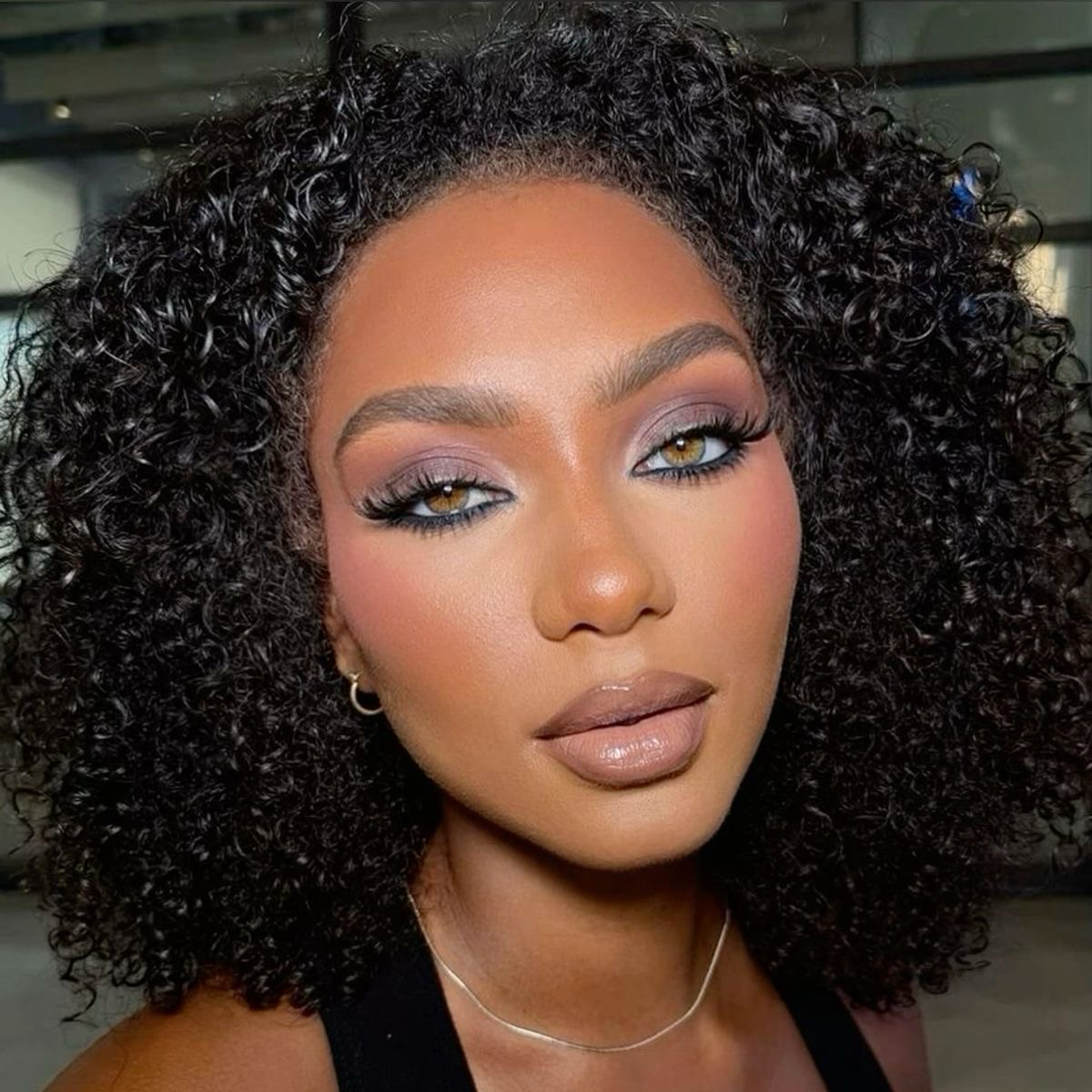 Finalização de cachos + maquiagem