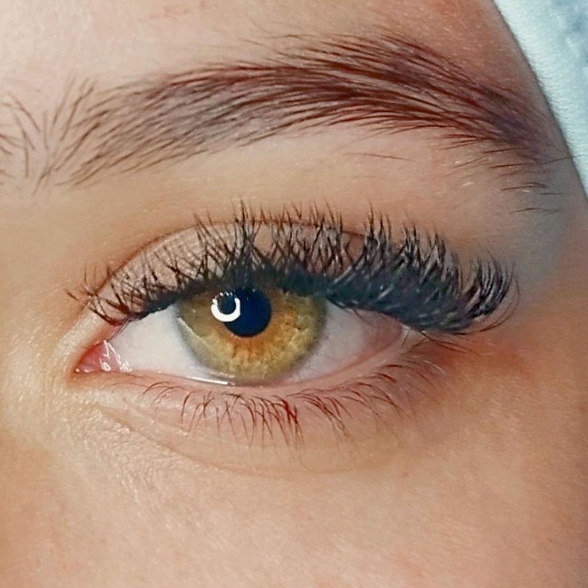 Extensão de cílios Volume *BRASILEIRO Light* (Fio de 2 pontas) - Volume moderado - Agendamento somente com pagamento adiantado de sinal (entrada). Paga 30,00 agora e o restante no dia. (Cliente fixa não precisa pagar sinal)