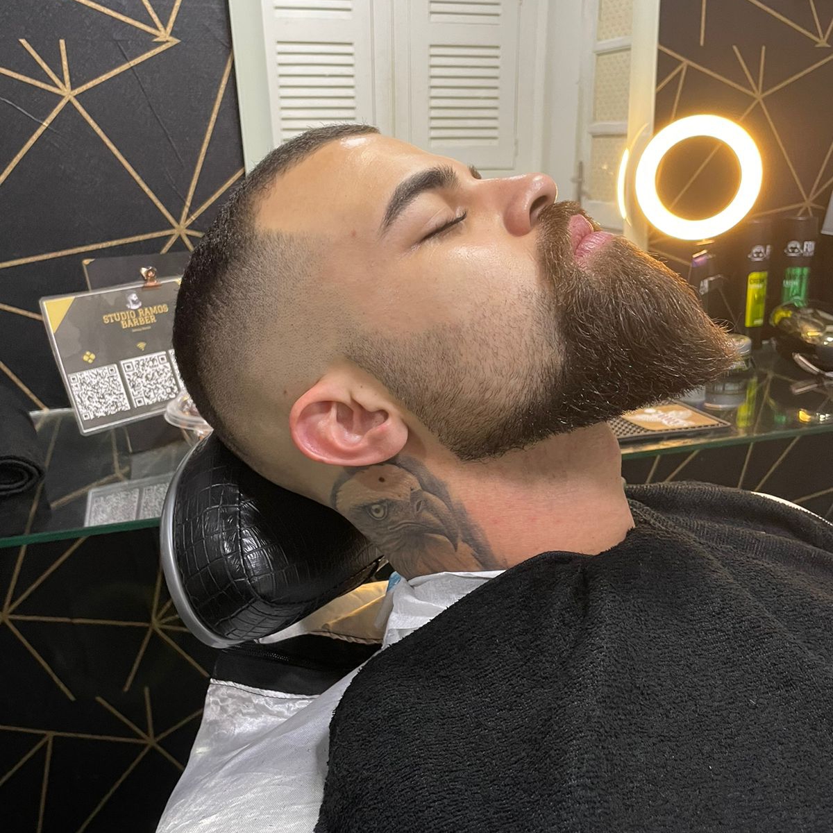 Atendimento Premium /Corte com visagismo, barboterapia, massagem facial, sucção de cravos e espinhas, sombrancelha e revitalização de linhas de expressão.