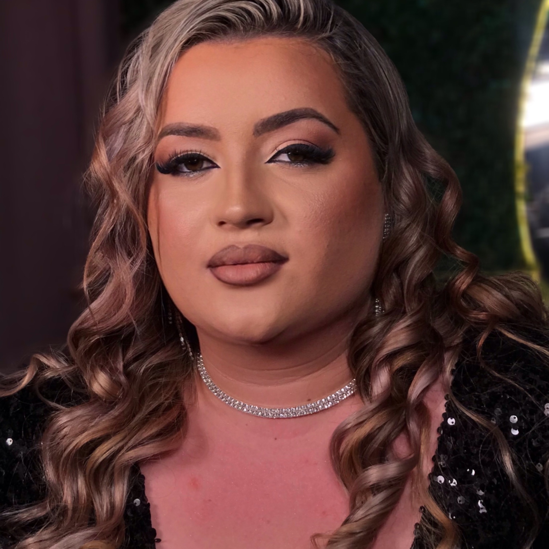 MAQUIAGEM IMPERMEÁVEL E CACHOS