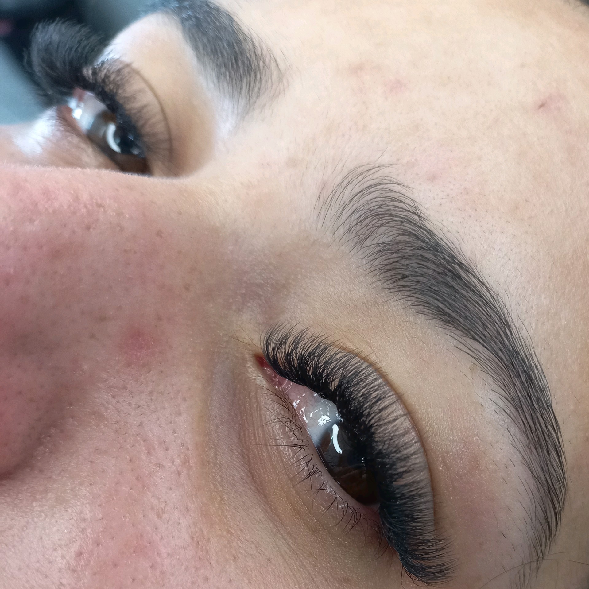 colocação de alongamento de cílios