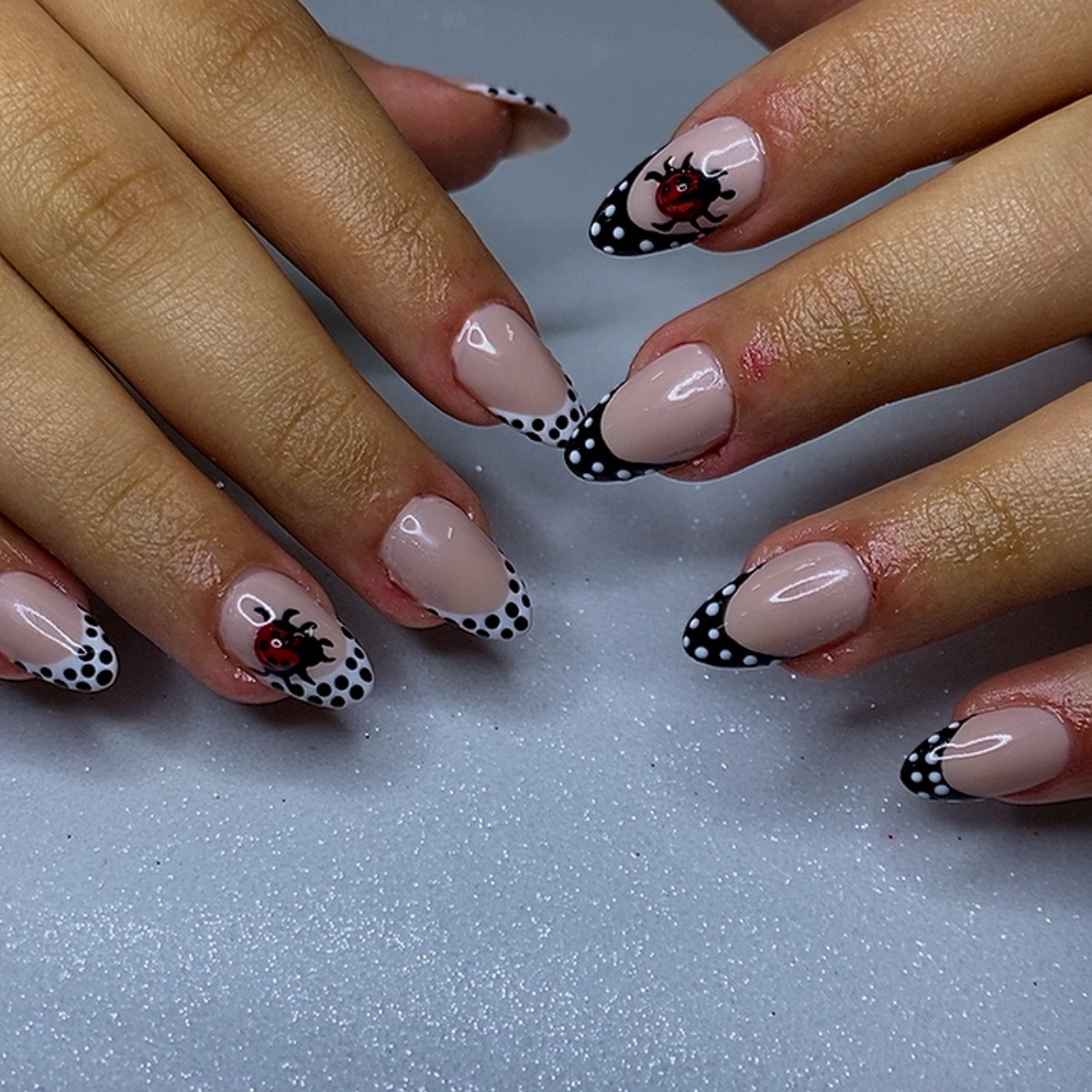 Postiça realista com Nail art