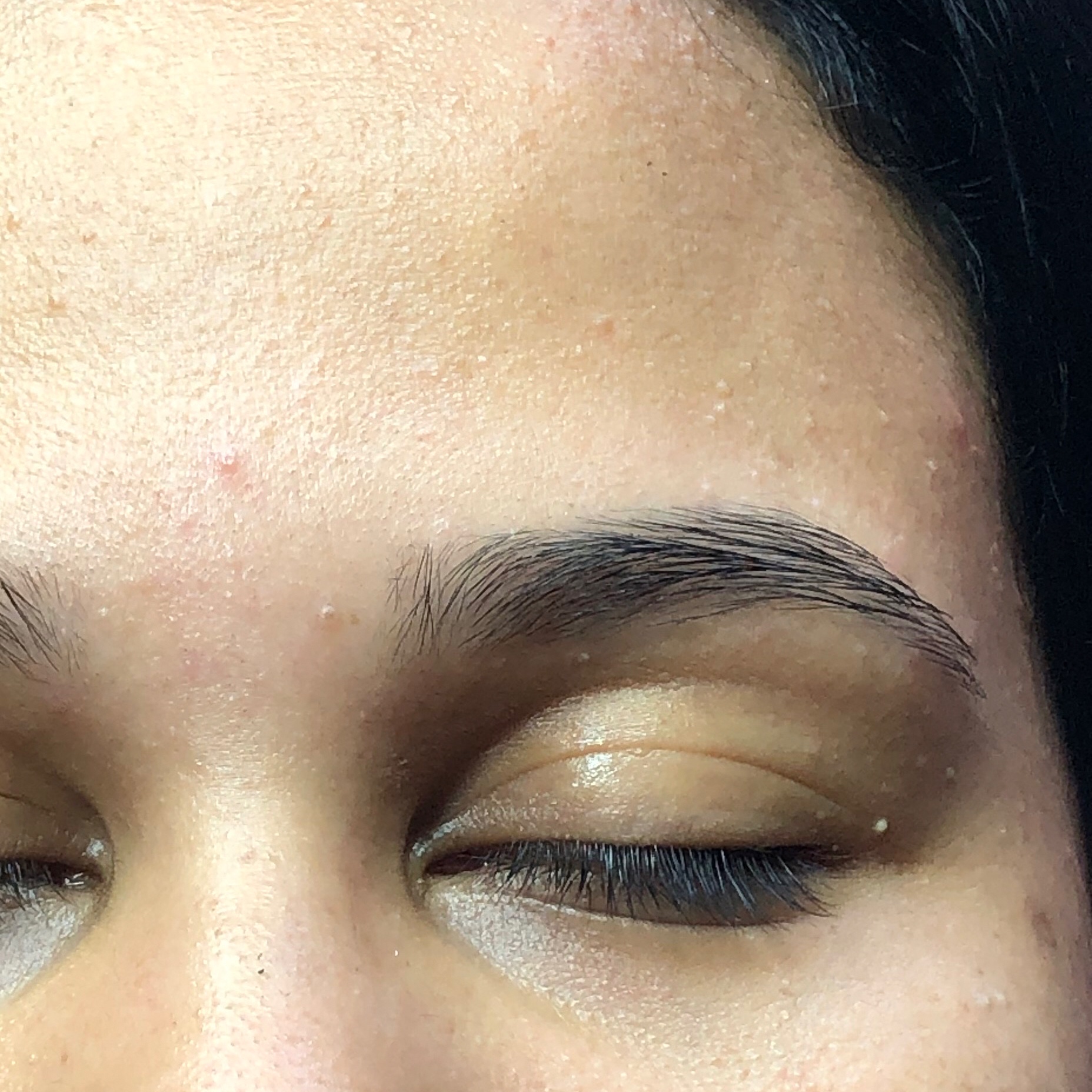 Designer de sobrancelha.                      Procedimento que consiste em realçar a beleza natural das sobrancelhas fazendo o designer da sobrancelha e a retirada do excesso de pelo.