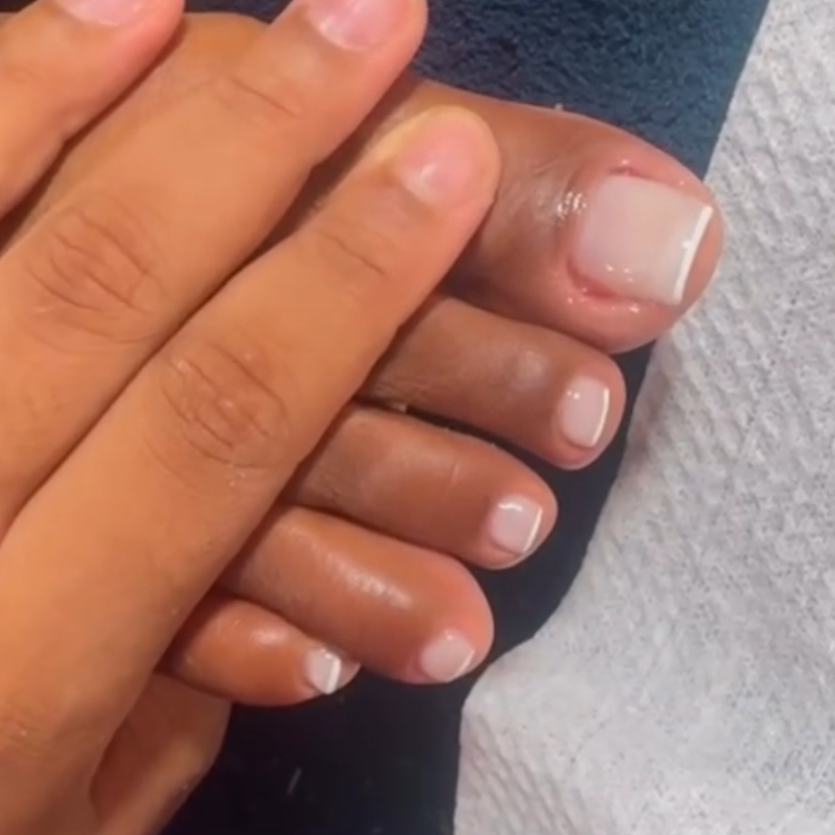 pé com esmaltação em gel