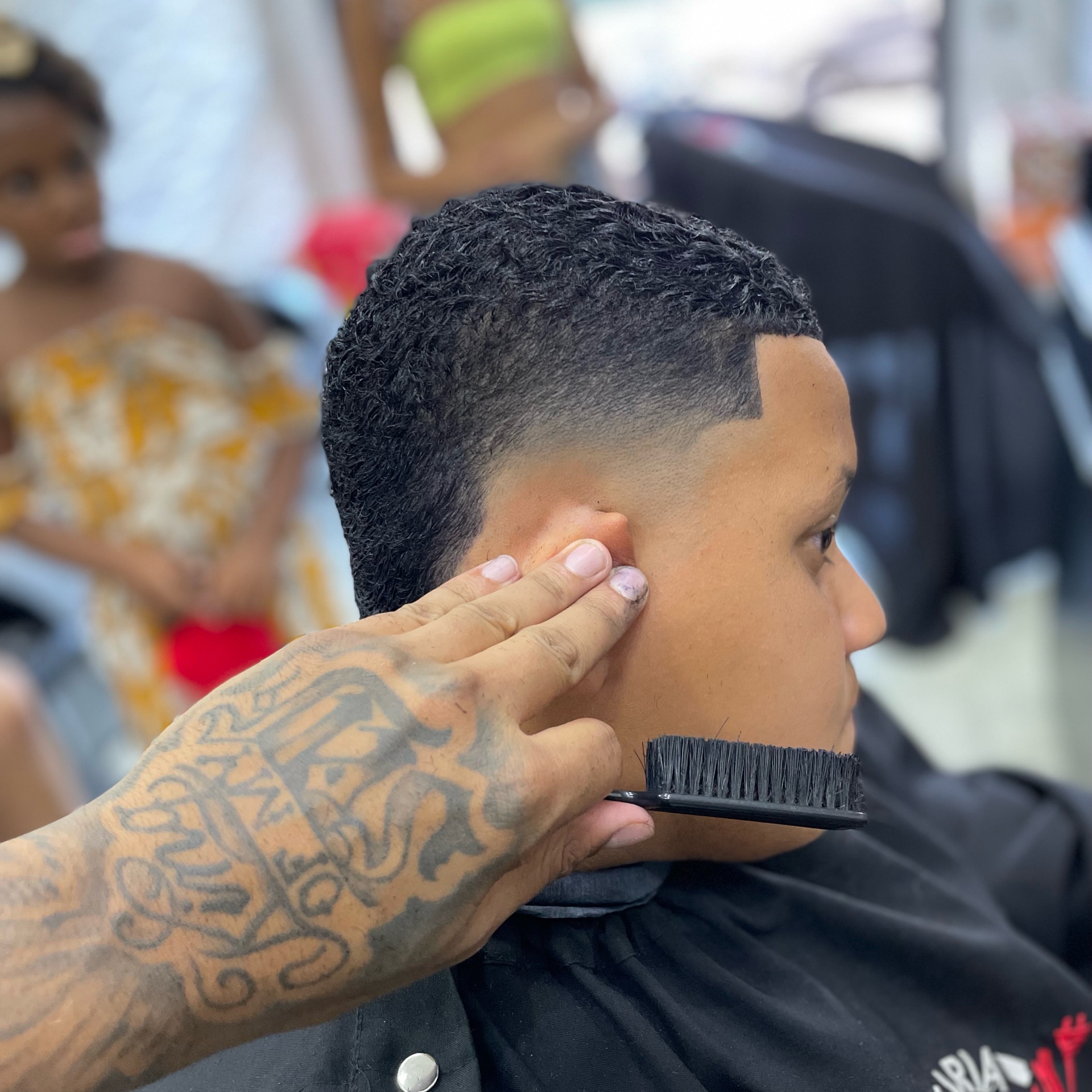 corte com pigmentação e sobrancelha