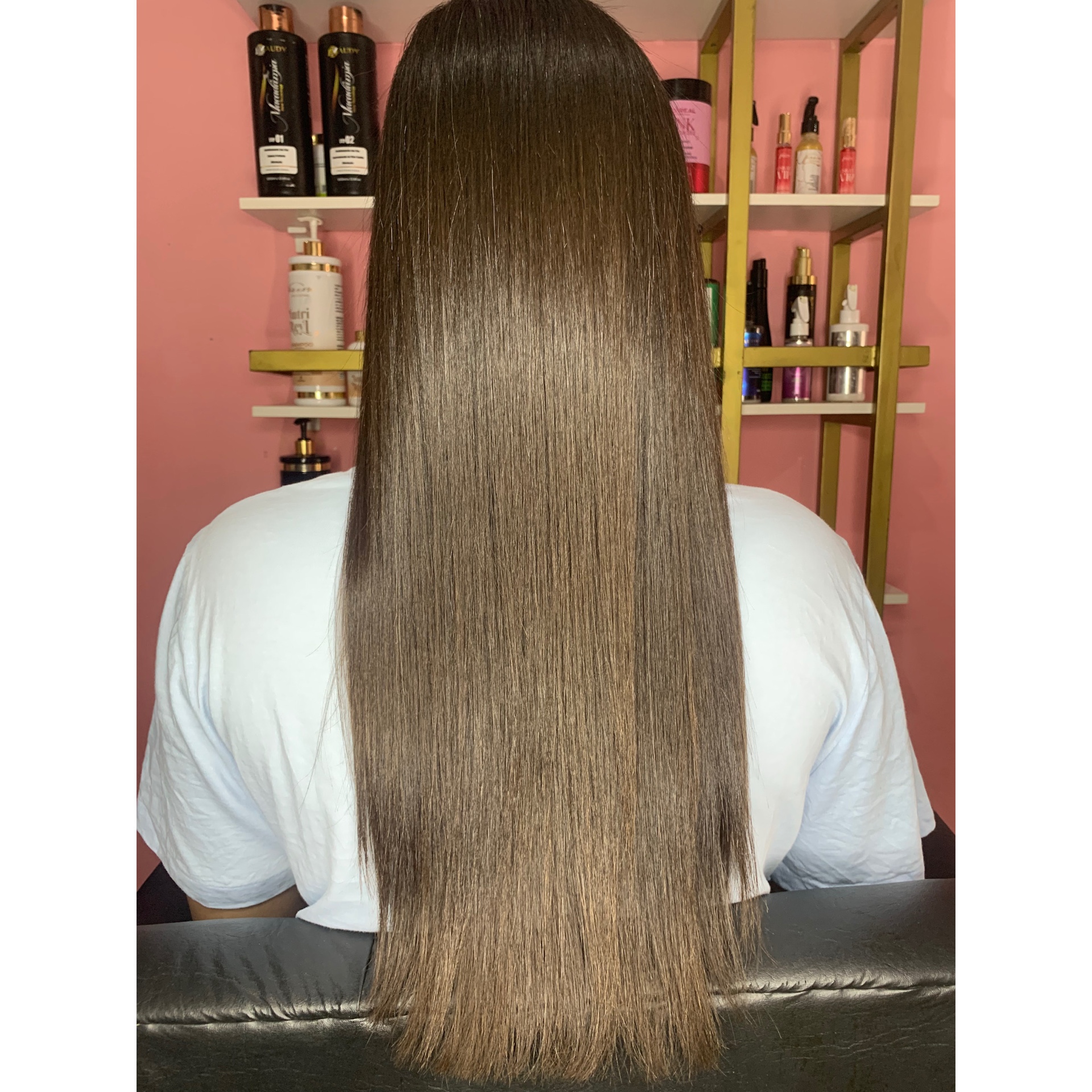 Cronograma capilar (É um tratamento que inclui hidratação, nutrição e reconstrução, adaptada às necessidades específicas de cada tipo de cabelo.)