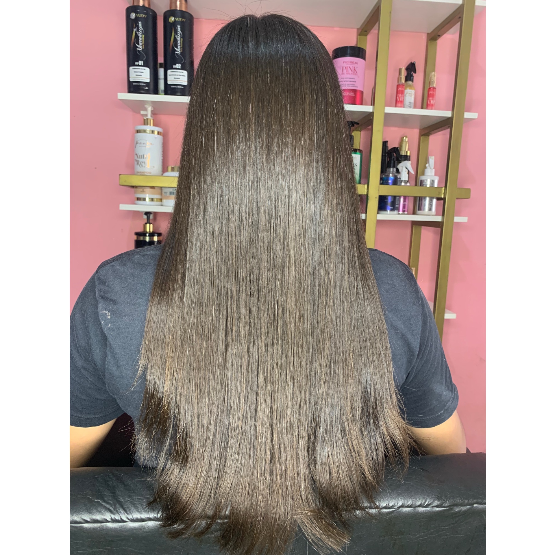 reconstrução + Escova (Repõe as proteínas e queratina que compõem a massa capilar, fortalecendo os fios e reduzindo a quebra e a porosidade.)