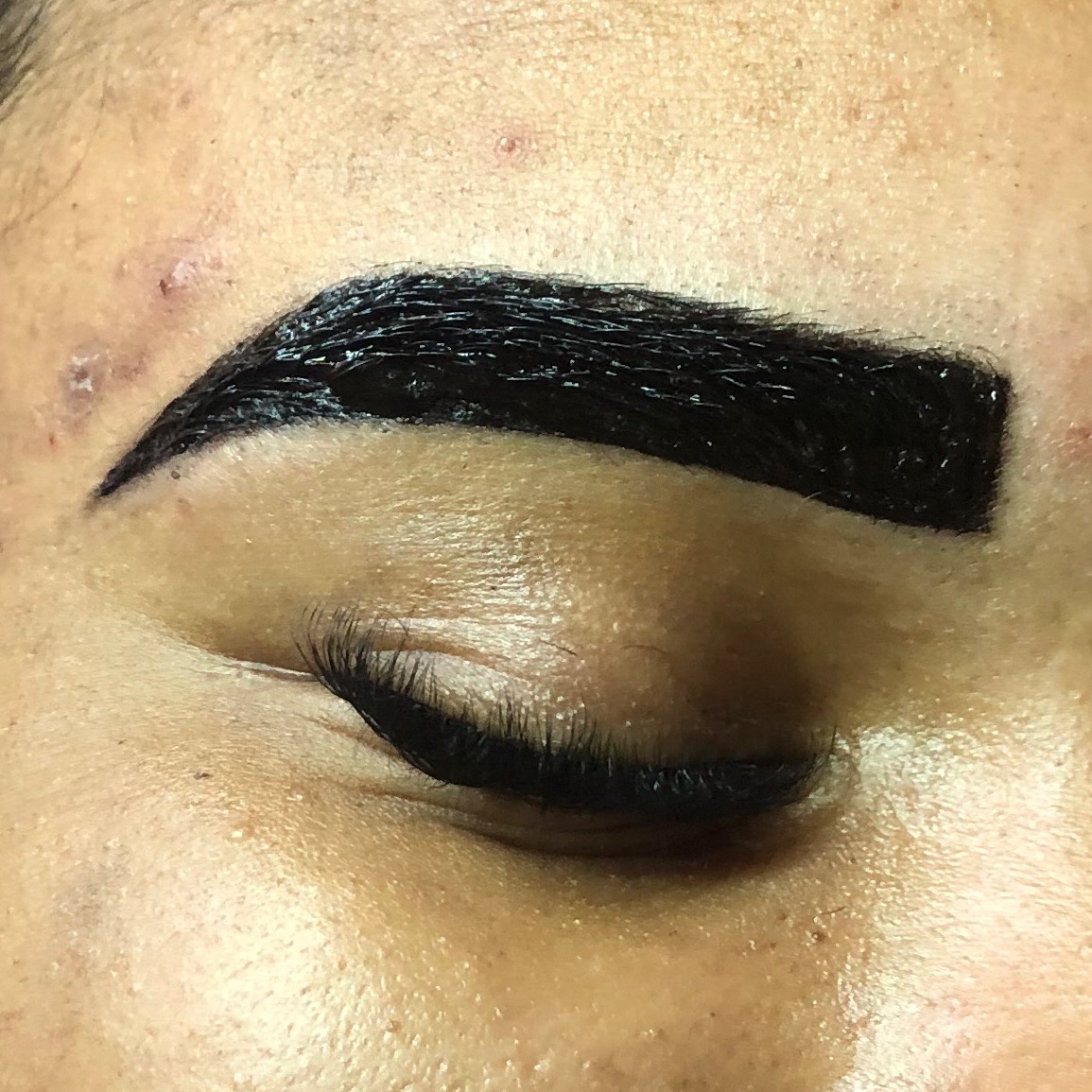 Designer de sobrancelha + henna.                               Procedimento que consiste em dar forma as sobrancelhas e realça com aplicação da henna