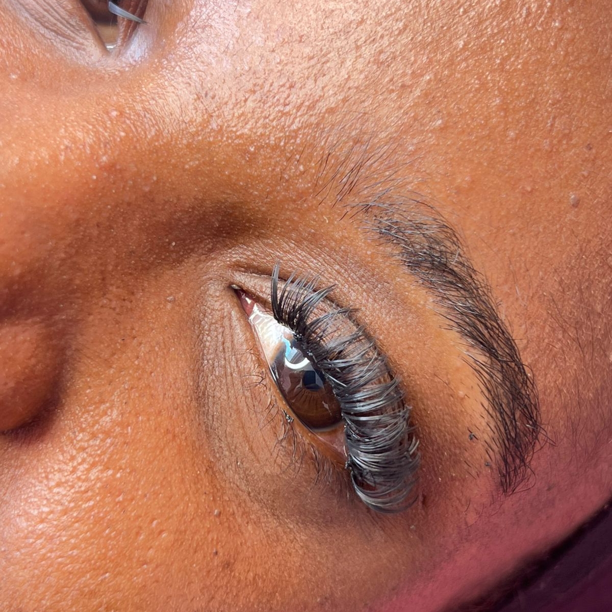 Tufos dupla Camada- Um efeito de extremo volume e profundidade, com uma durabilidade maior, já que a estrutura de camadas deixa o conjunto mais resistente. É perfeito para quem ama um olhar marcante e volumoso 24 horas por dia.