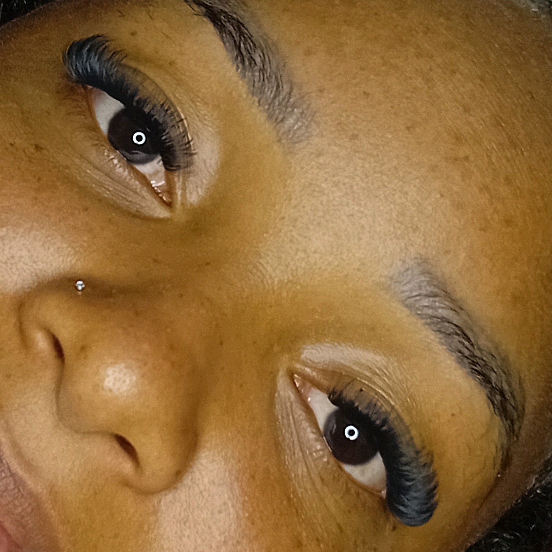 Tufos glamour - É uma técnica que utiliza tufos mais densos e volumosos, aplicados de forma estratégica para criar um efeito de "cílios de boneca" ou "olhar de festa"