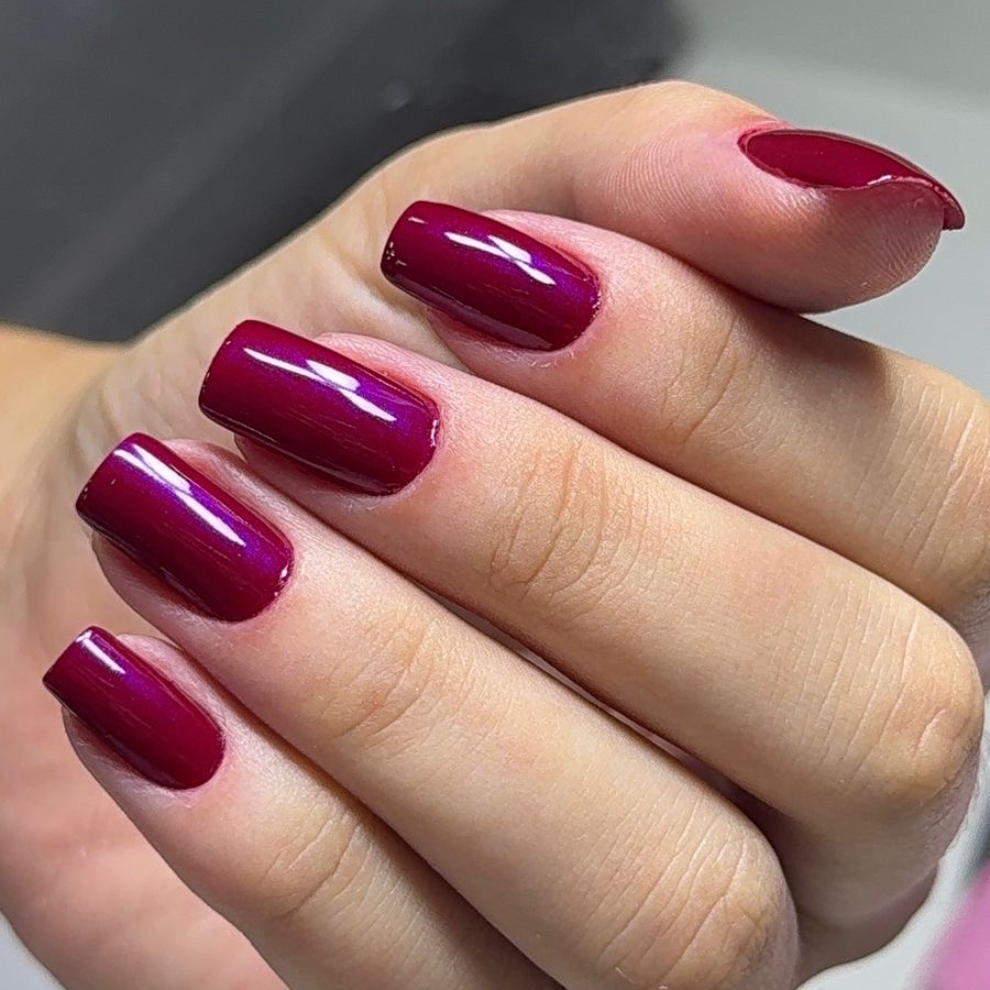 Mao com esmaltação em gel