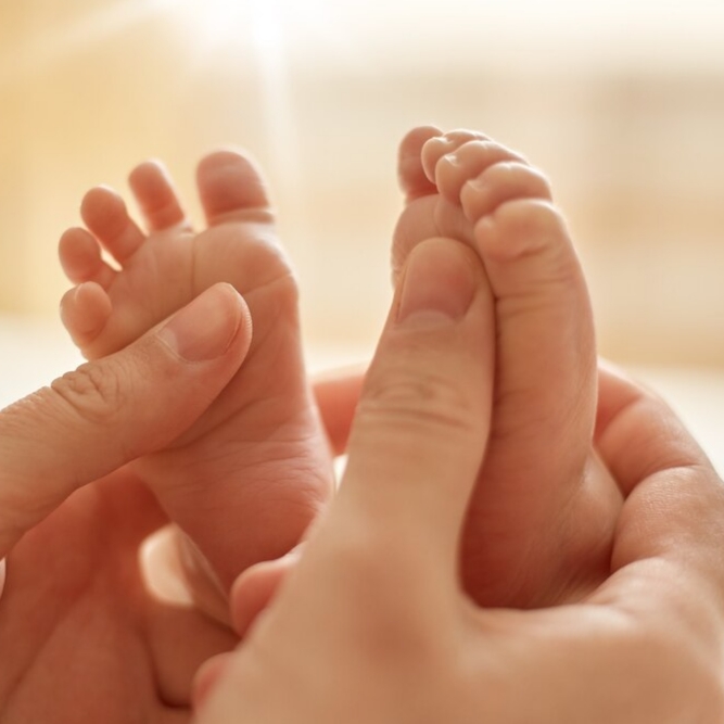 Aulas de shantala com ensinamentos para a mãe e um familiar.